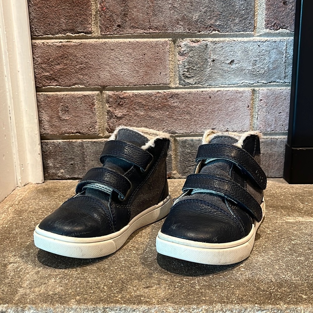 Size 9 - Ugg Rennon High Top Sneakers